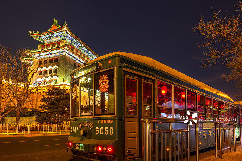 夜幕下的北京中轴线前门箭楼与叮叮车夜景图片素材