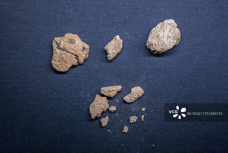 江西省博物馆“古代历史文化展”：陶片（旧石器时代，1993年江西省万年县仙人洞与吊桶环遗址出土）图片素材