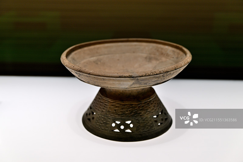 灰陶刻纹豆，新石器时代崧泽文化，上海青浦崧泽遗址51号墓出土，陶瓷馆，中国古代陶瓷，上海博物馆东馆图片素材