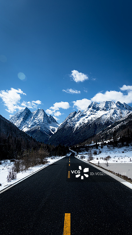 四姑娘山雪山下的公路图片素材