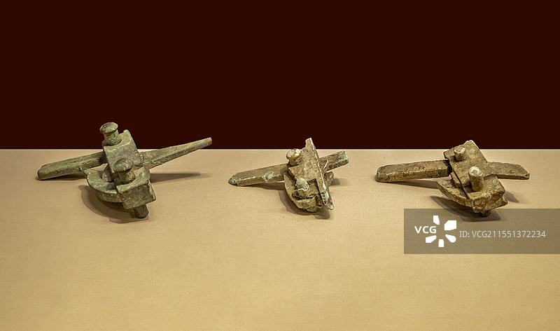 江西省博物馆“古代历史文化展”：青铜弩机（东汉）、鎏金青铜弩机（西汉）、青铜弩机（汉）图片素材