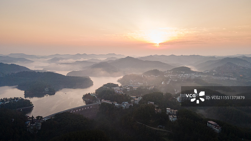 天府新区中铁黑龙滩国际旅游度假区水库清晨雾气弥漫的航拍图片素材