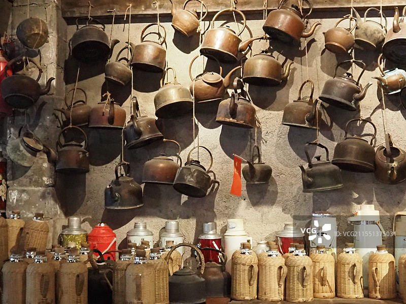 2024年12月31日四川成都金琴老茶馆的一面墙上挂满了19世纪的铁质茶壶的老艺术气息之墙特写图片素材