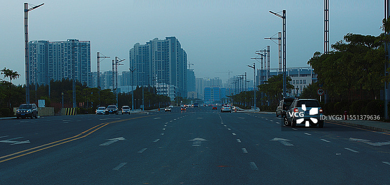 城市道路公路和建筑物在天空中的景色图片素材