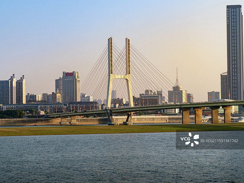 远方的八一大桥图片素材