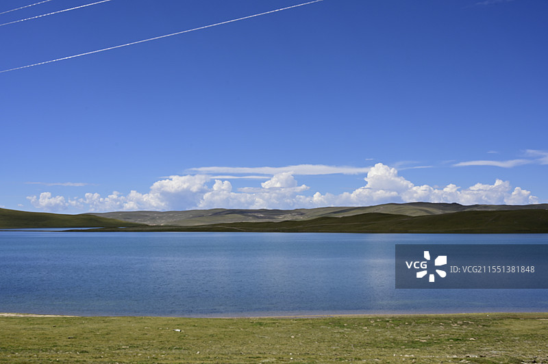 星星海的白云与湖泊图片素材