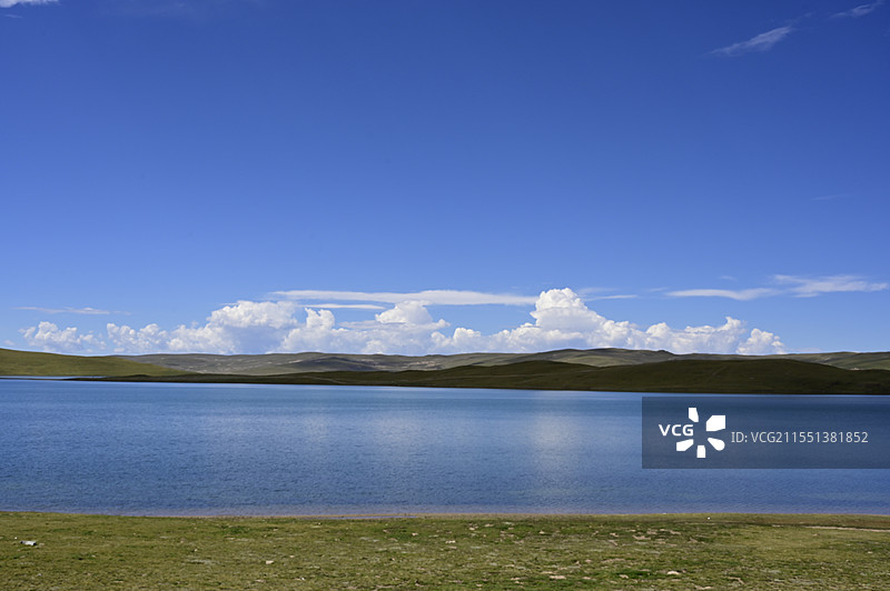 星星海的白云与湖泊图片素材