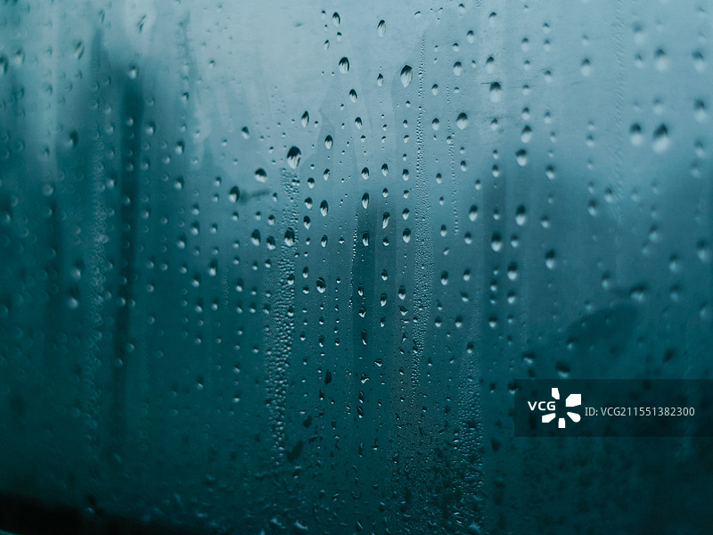 窗外的雨滴图片素材
