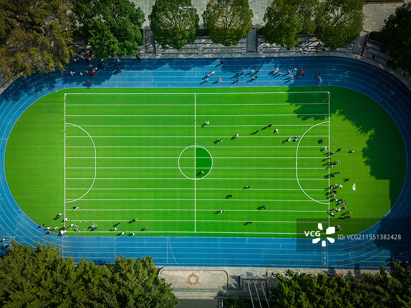 课间体育锻炼的孩子们图片素材