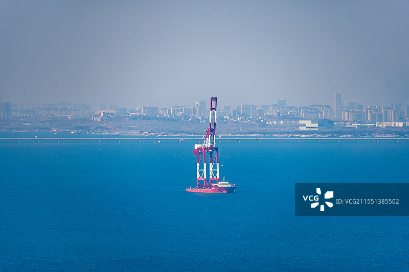 港口大型桥式起重机海上运输图片素材