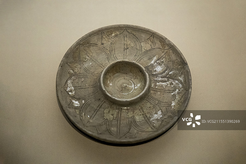 江西省博物馆“古代历史文化展”：莲瓣纹青瓷托盘（南朝，1977年江西省丰城县罗湖窑址征集）图片素材