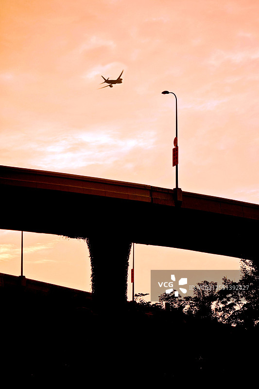 黄昏高架桥与飞机图片素材