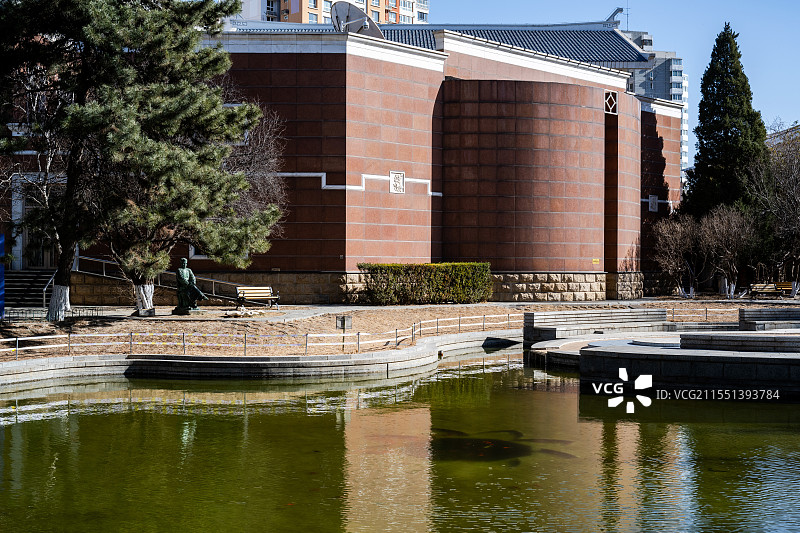 中国现代文学馆内的朱自清座像图片素材