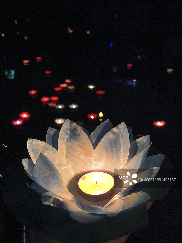 元宵在河边放花灯图片素材