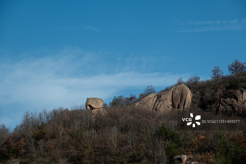 湖北省孝感市大悟县夏店镇二畈村装八寨旅游风景区：鄂北小黄山奇石高山水库飞来石自然风光蓝色背景图片素材