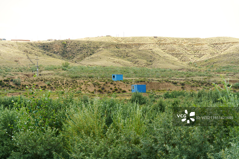 鄂尔多斯草原上的蓝色小屋图片素材