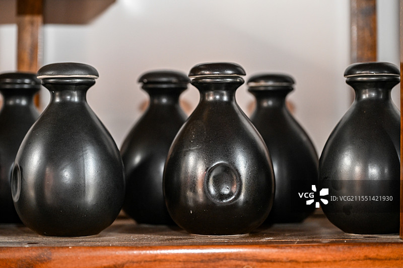 中国四川省绵阳市传统工艺酿造白酒图片素材