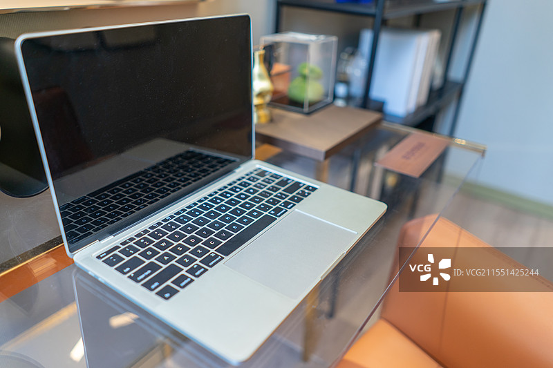 中国房地产城市健康生活拍摄主题，卧室的书桌，一台白色的笔记本电脑，室内白昼无人图像摄影图片素材