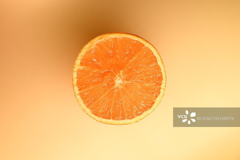 橙色背景的橙子切面图片素材