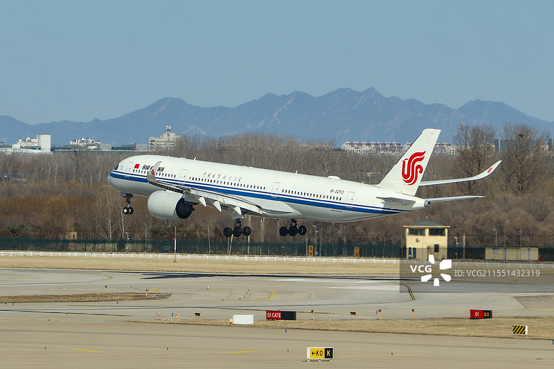 飞机降落地对空视角图片素材