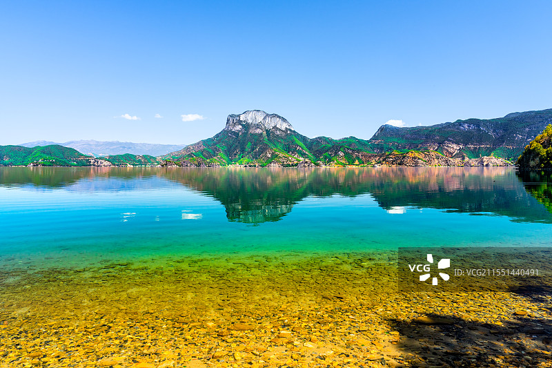 四川凉山彝族自治州泸沽湖女神湾、女神山与宁静的湖面形成的镜面倒影风光图片素材