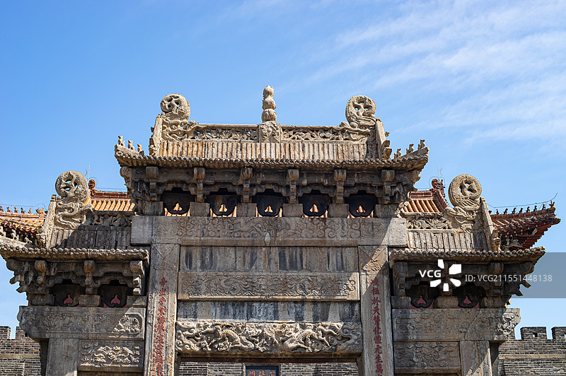中国山东泰安著名景点泰山旅游风景区，岱庙行宫门口的古老的岱庙坊牌坊石雕，户外无人图像静物摄影图片素材