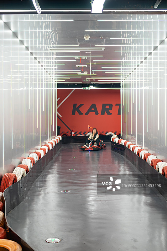 中国休闲娱乐拍摄主题，卡丁车比赛赛场场地和四周的彩色的轮胎，室内无人图像摄影图片素材