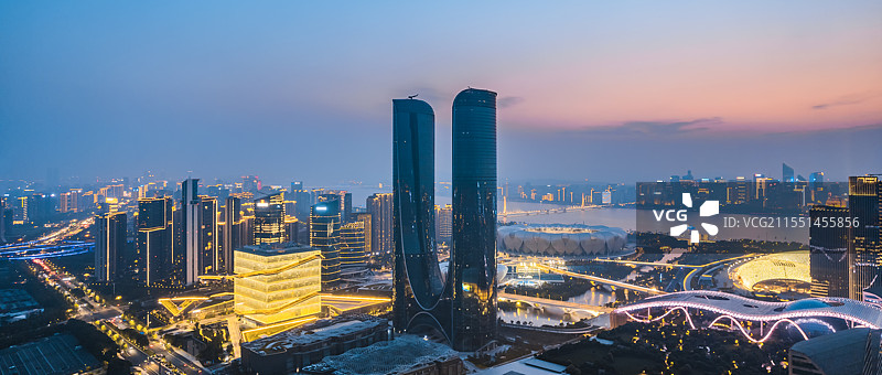 中国浙江杭州奥体中心体育场和杭州之门航拍夜景图片素材