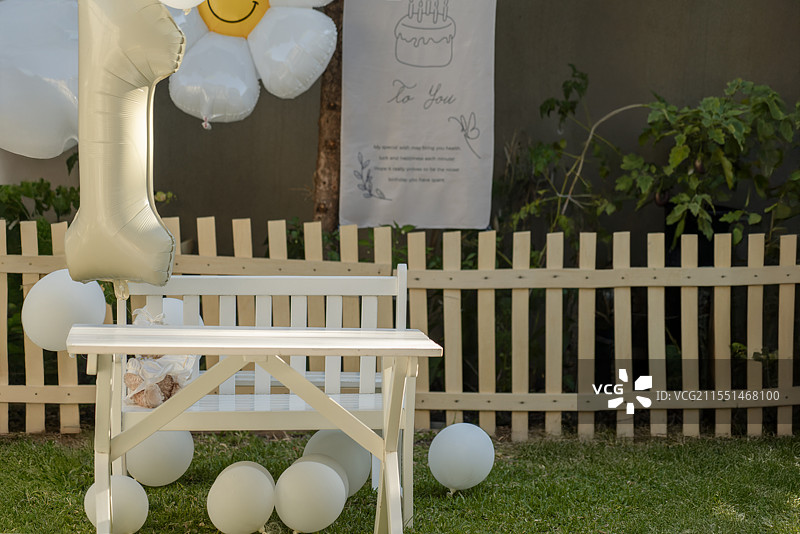 庭院里的生日派对实物布置装饰静物图片素材