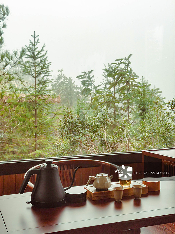 民宿宁静房间里整齐的品茶场景图片素材