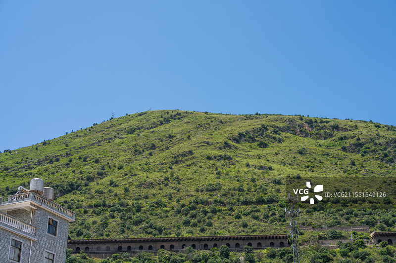 山坡绿植与建筑景观图片素材