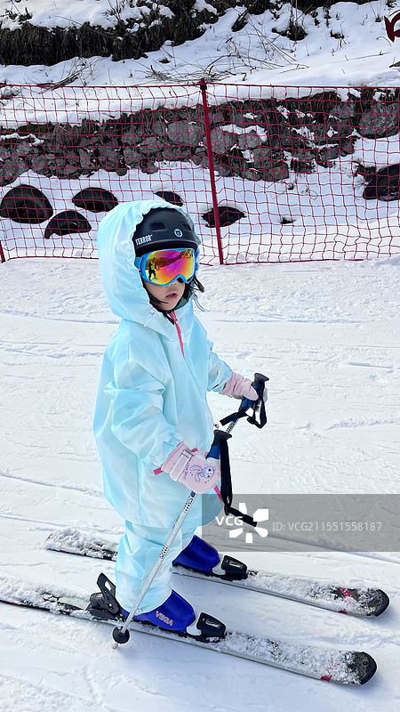穿雪服滑雪的小女孩图片素材