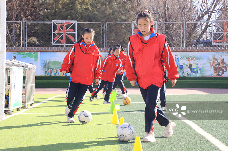 2025年2月27日，在甘肃省张掖市民乐县金山小学特色大课间，学生们在操场上踢足球。图片素材