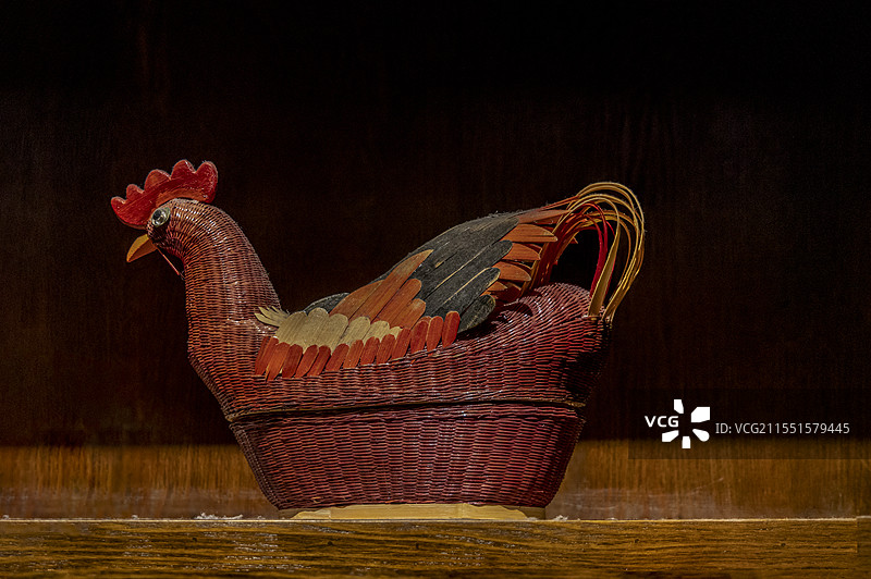 江西省博物馆“赣鄱非遗展”：瑞昌竹编：《对鸡》之一（长30厘米）（田先敏，国家级代表性传承人）图片素材