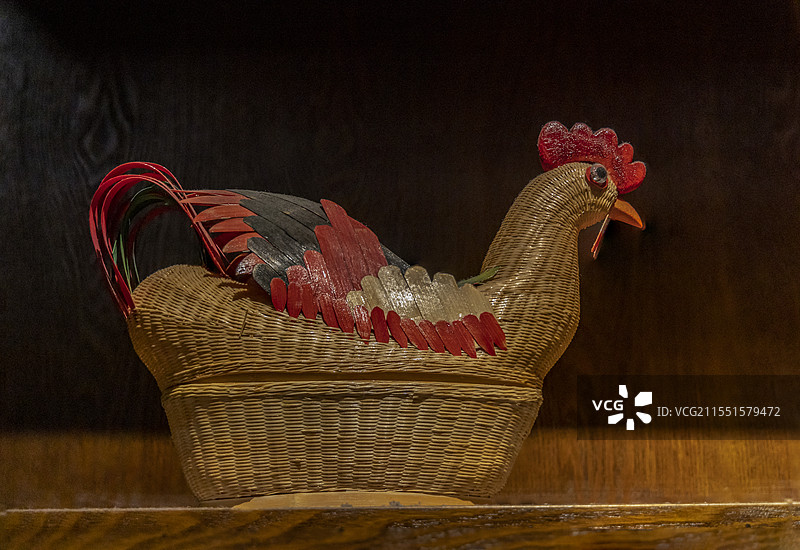江西省博物馆“赣鄱非遗展”：瑞昌竹编：《对鸡》之一（长30厘米）（田先敏，国家级代表性传承人）图片素材