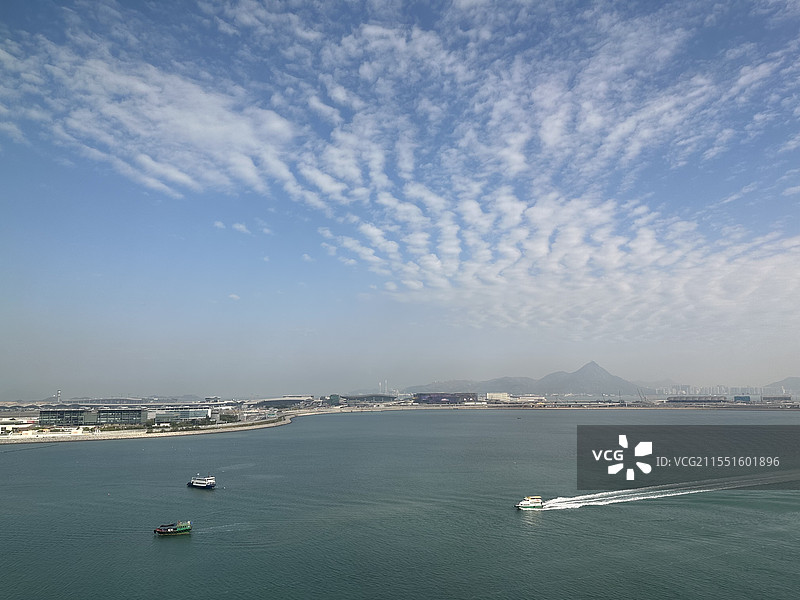 香港东涌海中行驶的船舶，背景香港国际机场（2025年2月）图片素材