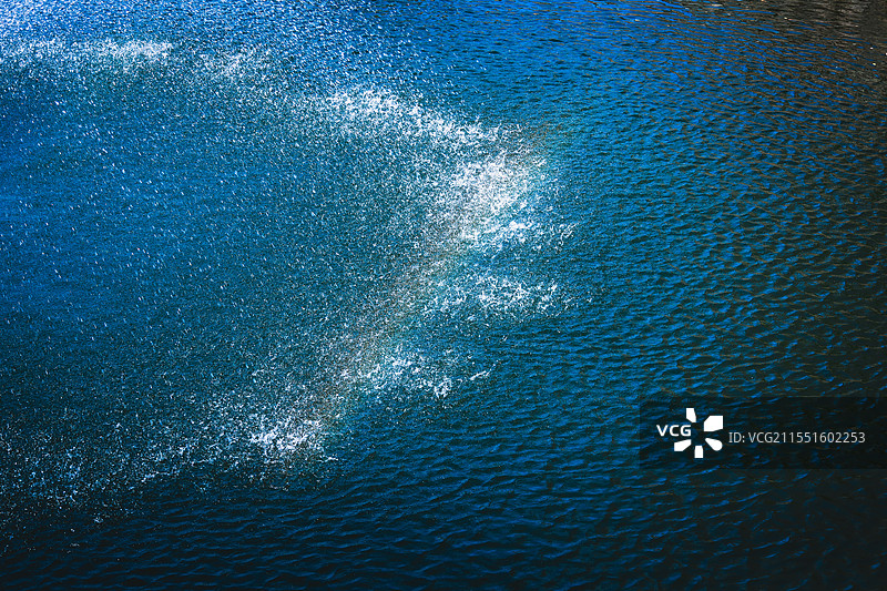 水面彩虹图片素材