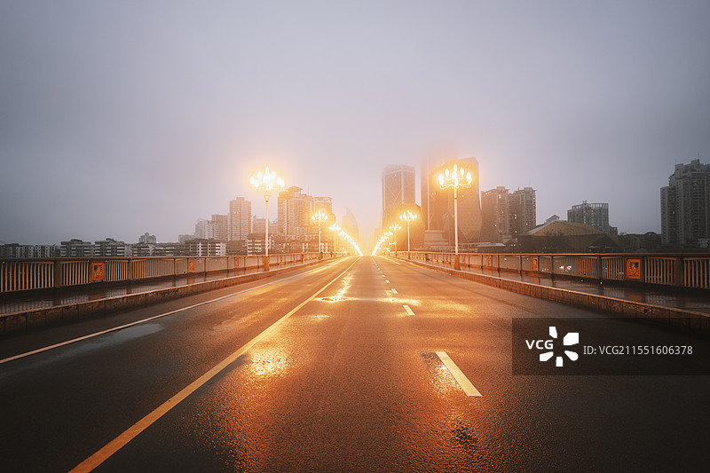 清晨雾中城市桥梁道路-柳州柳江大桥图片素材