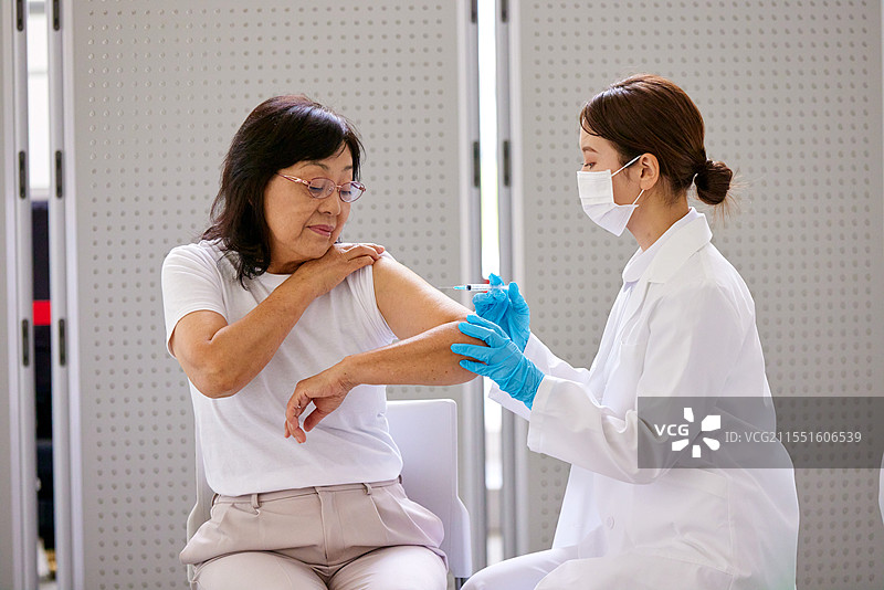日本女性正在接受医生的注射图片素材