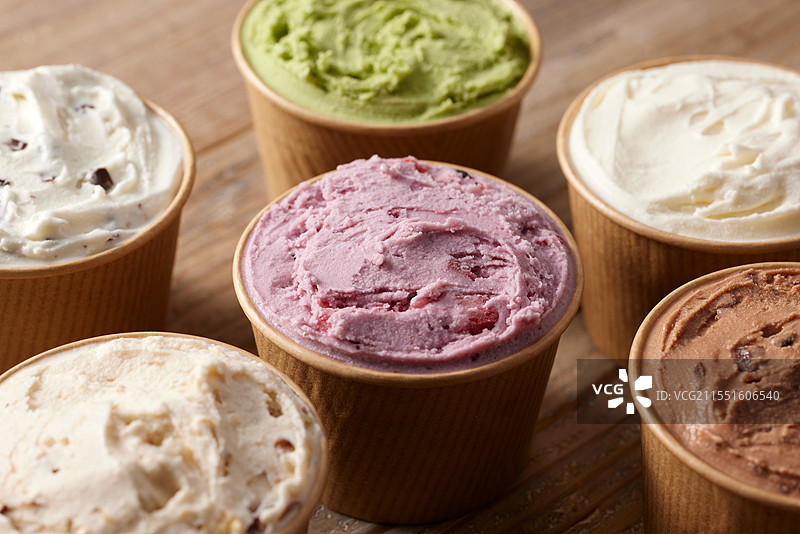 木桌上盛放着各种冰淇淋的杯子图片素材