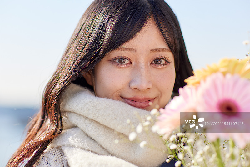日本女性手捧花束图片素材