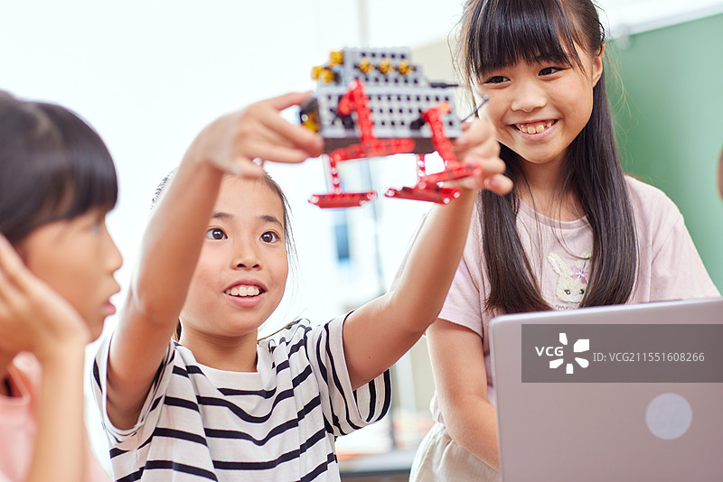 日本孩子在教室里图片素材