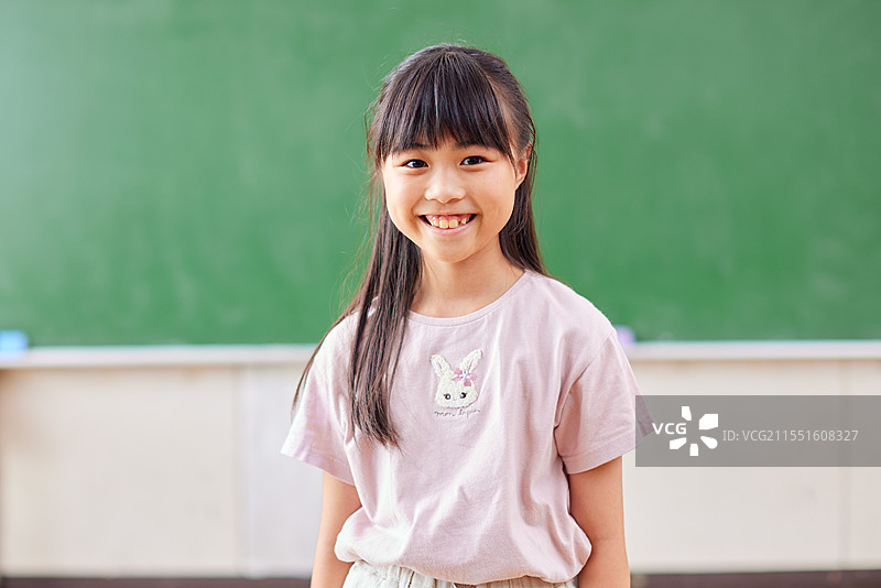 站在黑板前的日本女孩图片素材