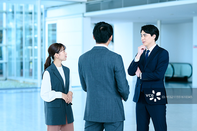 日本商务人士在办公室交谈图片素材