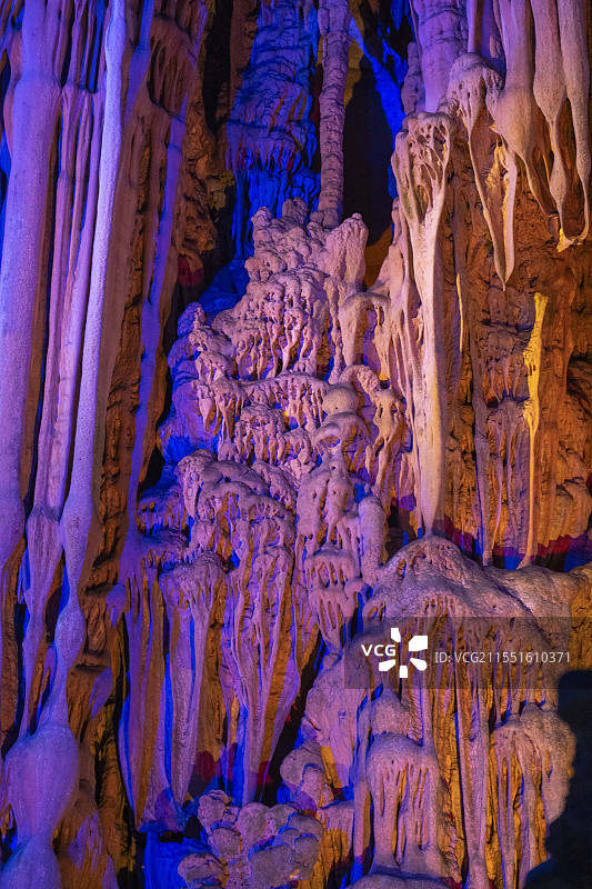 桂林芦笛岩溶洞里的钟乳石被灯光照得五颜六色图片素材