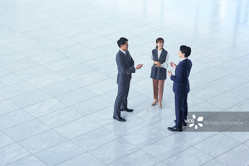 三位商务人士站在办公室里图片素材