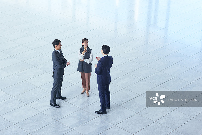 三位商务人士站在空荡荡的房间里图片素材