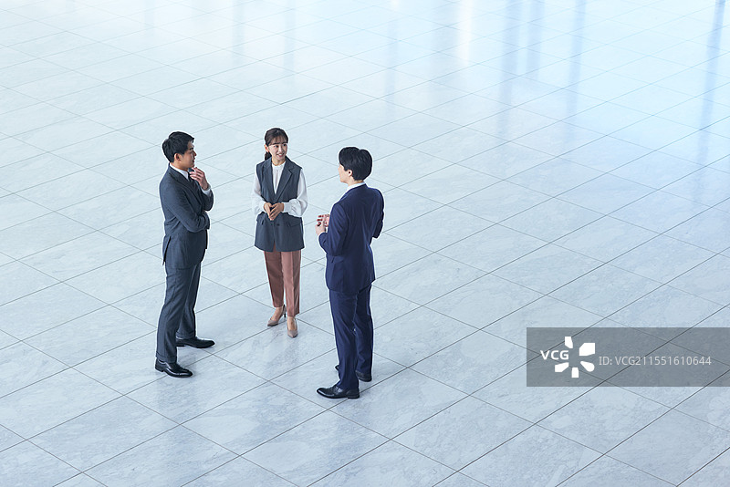 三位商务人士在办公室交谈图片素材