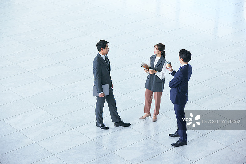 三位商务人士站在办公室里图片素材