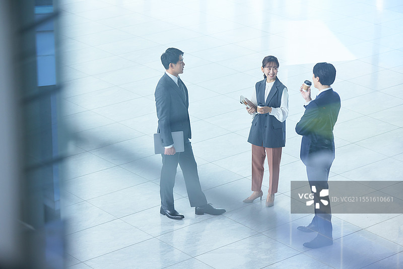 三位商务人士站在办公室里图片素材